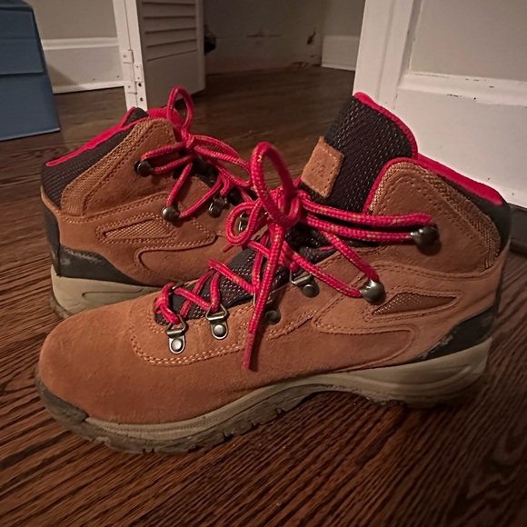 Columbia women’s hiking boots - Picture 2 of 4